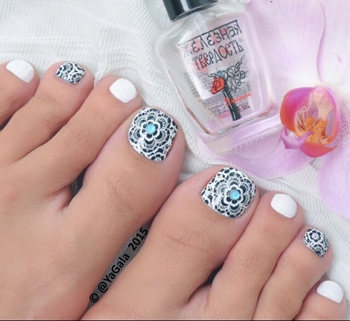 Flowers and Laces Toe Nail Designs
