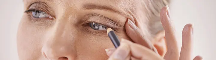 eyeliner styles pull back skin when applying eyeliner